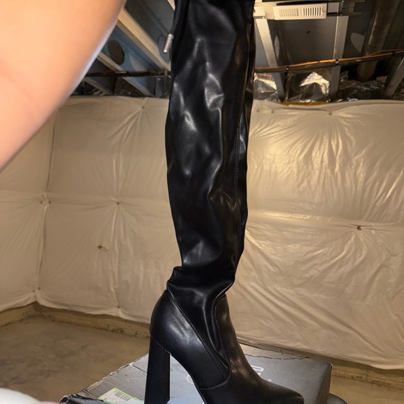 Black thigh high heeled boots - Picture 4 of 4